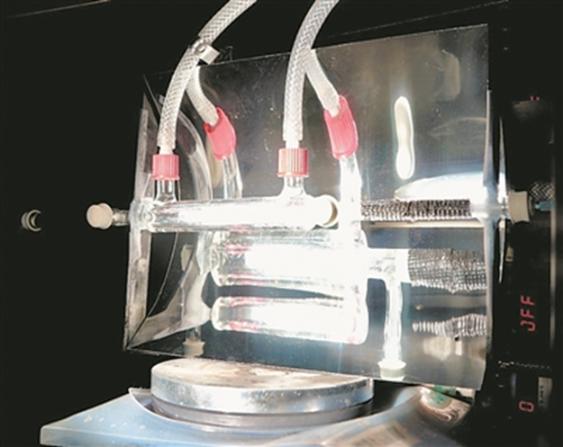 Solar-powered flow reactor converting CO2 from air into syngas, with solar panels and internal mechanisms highlighted.